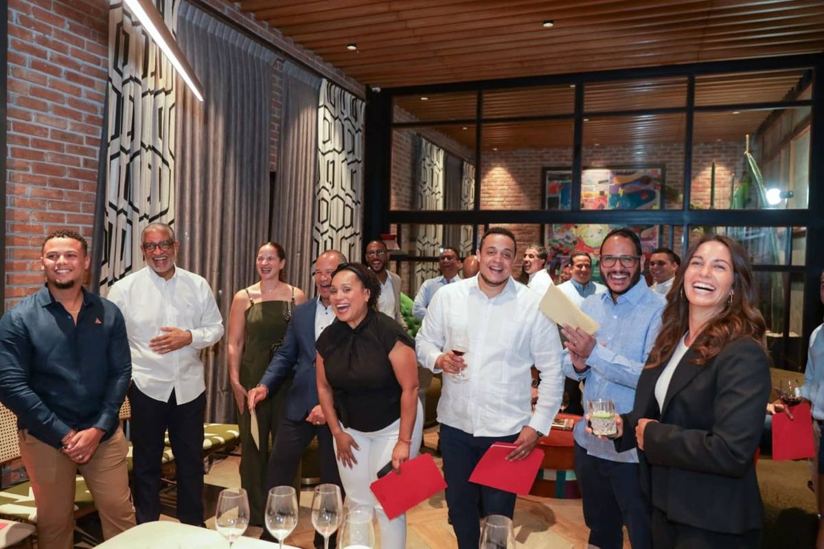 Participantes celebran con sus diplomas