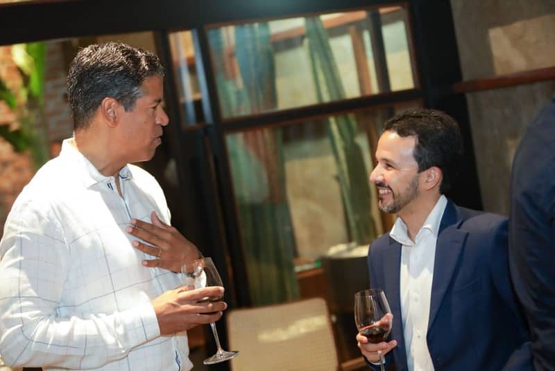 Desarrolladores conversan en el cierre